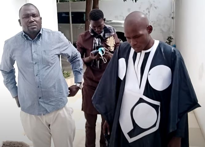 Le policier radié Pape Bouba Diallo chez son marabout Cheikh Modou Kara (vidéo)