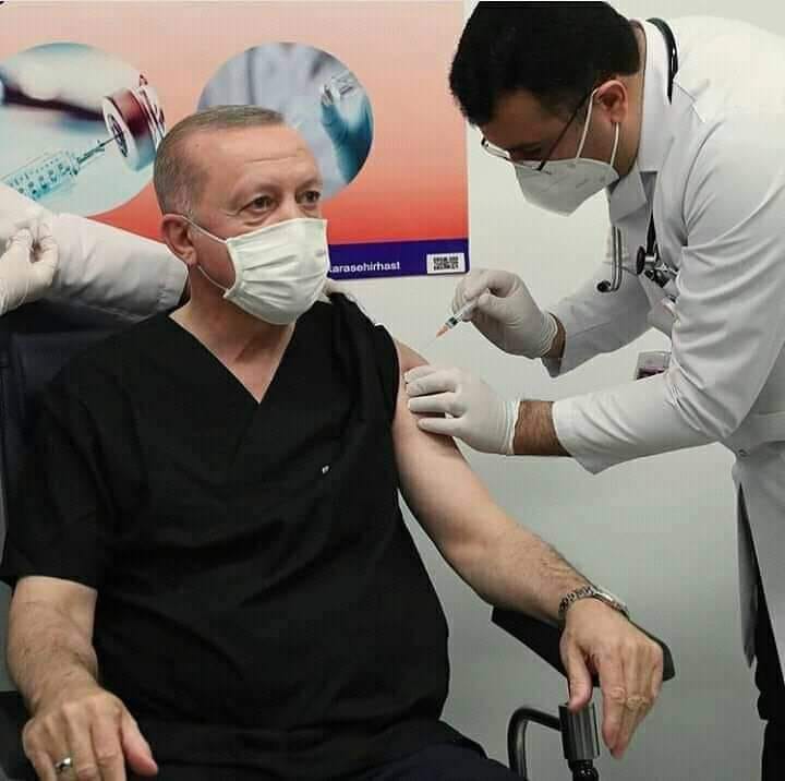 Covid-19: Erdogan se fait vacciner devant les caméras