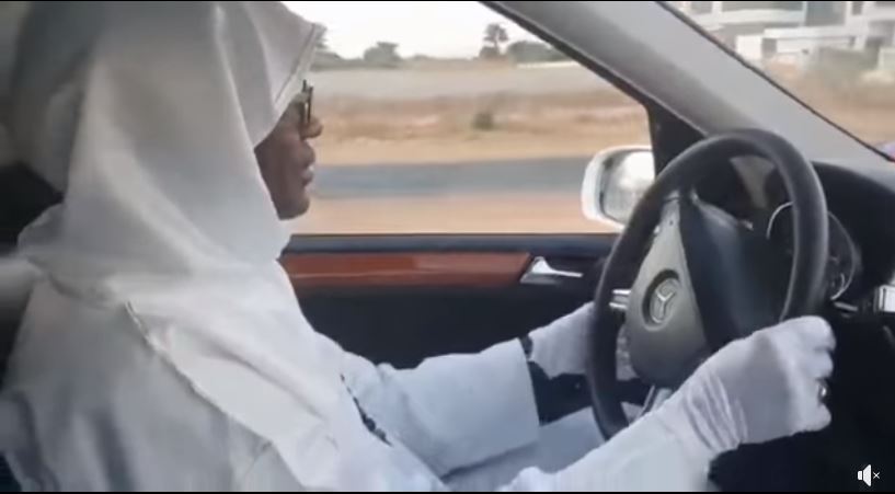 En route pour Darou Mouhty, le Général Kara prend le volant (Vidéo)