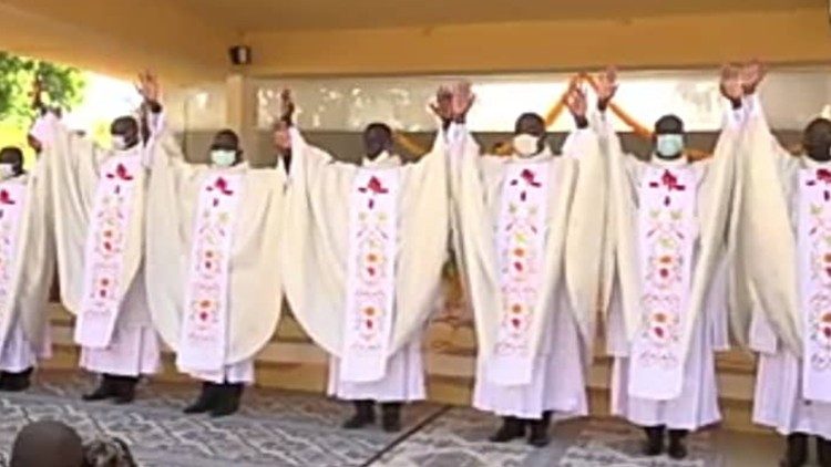 Sénégal : Mgr Benjamin Ndiaye a ordonné huit prêtres