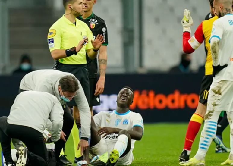 OM Lens Limpressionnante blessure de Pape Guèye Photos