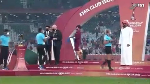 Tollé sur la toile : Un cheikh du Qatar refuserait de serrer la main des arbitres femmes… (Vidéo)