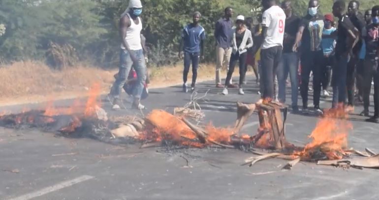 Saint Louis – UGB: Le Crous ferme les restaurants, les étudiants occupent la RN2 (Vidéo)