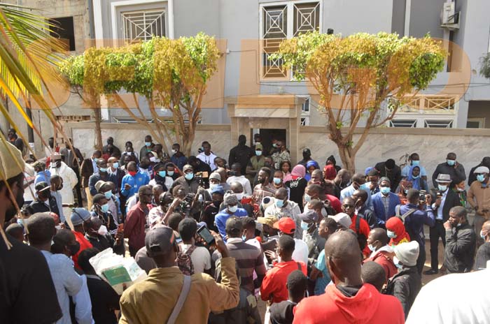 Sonko accusé de viol : Un bouclier humain devant sa résidence (40 photos)
