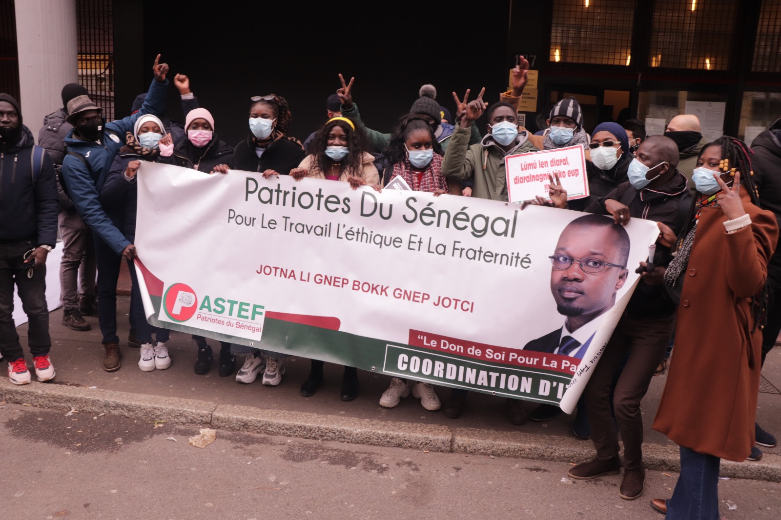 Affaire Sonko/Adji Sarr : Les « Patriotes » de Milan investissent le Consul du Sénégal (Photos +Vidéo)