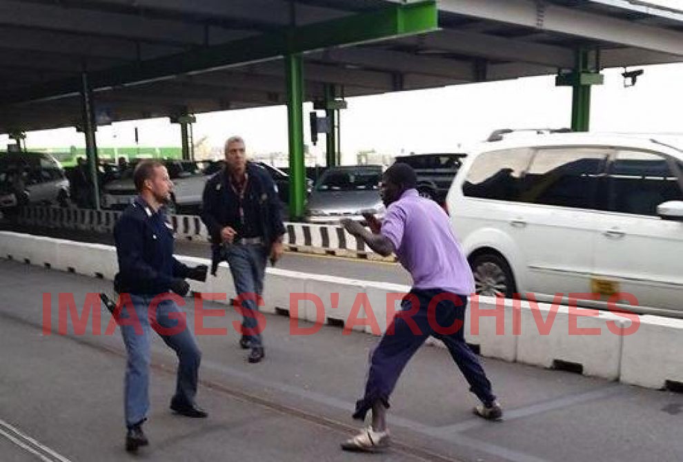 France : Un Sénégalais sans-papier refuse d’être expulsé, et fait du boucan à l’aéroport