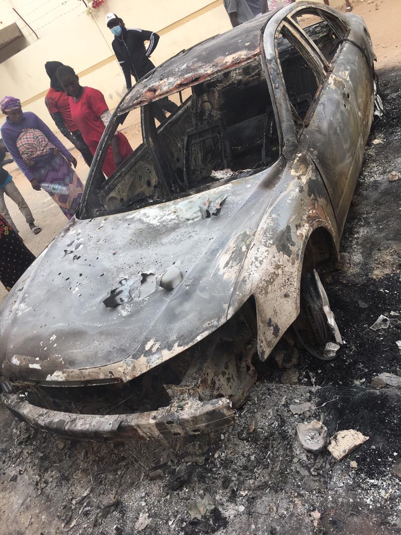 (Vidéo) Manifs à Dakar: La voiture du frère de Pape Alioune Ndiaye complètement calcinée, Regardez !