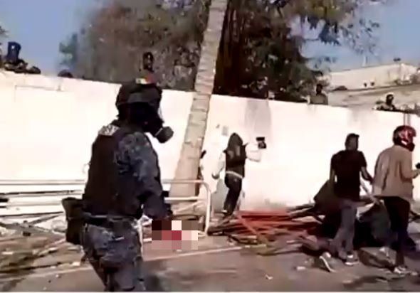 Vidéo : Une grenade lacrymogène explose le bras d’un agent du Gign (âmes sensibles)