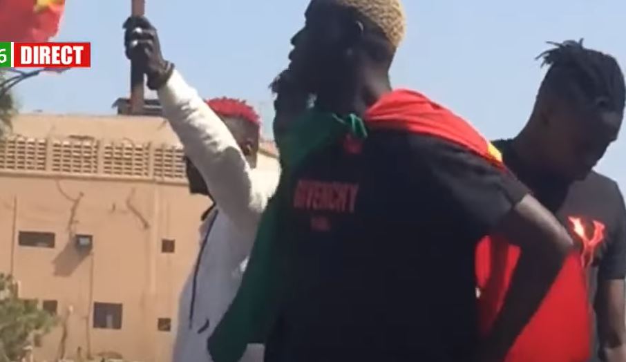 Marche pacifique : Drapeau national attaché au cou, Ngaaka Blindé sur le terrain à l’Obélisque