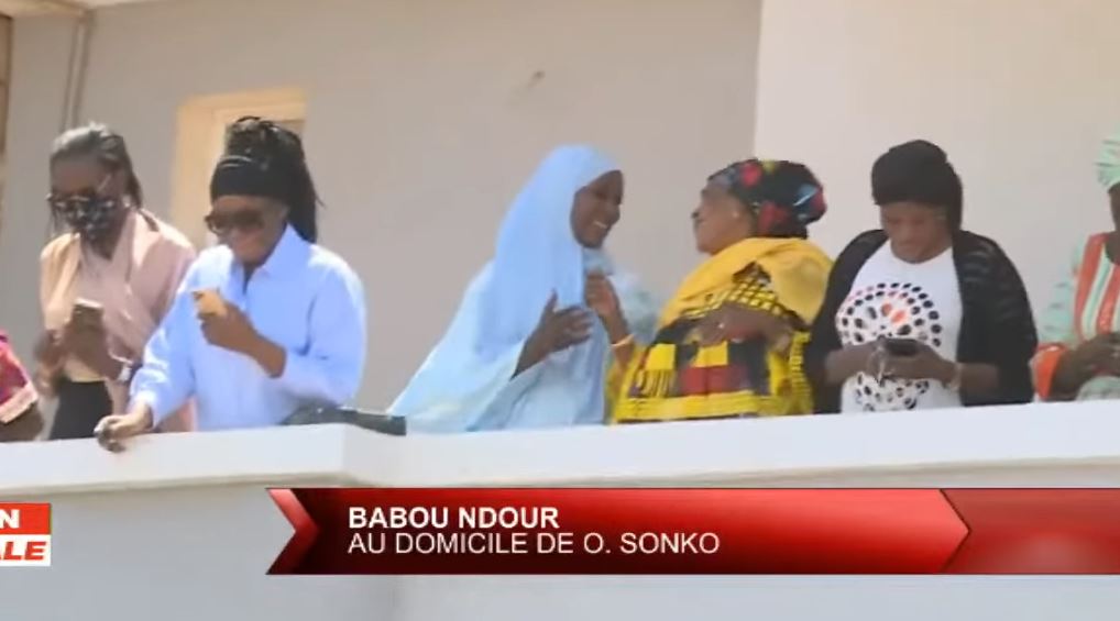 (Vidéo) – Libération de Sonko : Ses deux femmes voilées explosent de joie. Regardez !