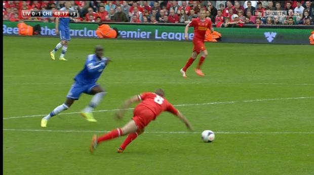 Il y a 7 ans, Demba Ba crucifiait les Reds : Pour l’anniversaire, Mourinho se moque de Liverpool