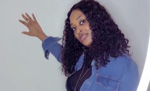 Titi dans une combinaison jean : Les fans adorent ce style décontracté ! (photos)