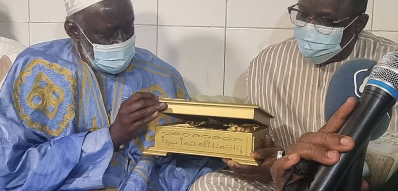 Leytaloul khadr : Thierno Madani Tall offre un exemplaire du Coran serti d’or à Macky Sall