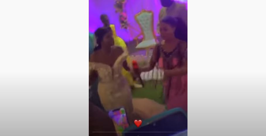 Séduisante en robe moulante, Dieyna Baldé chante au mariage de Sokhou Bébé