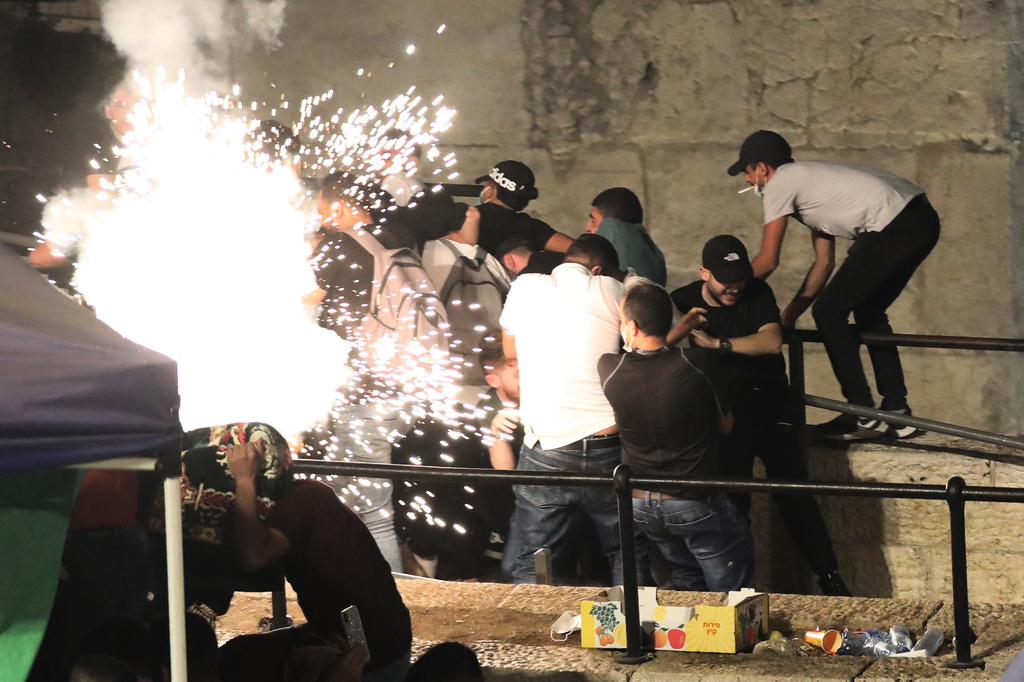 Jérusalem: Les soldats de l’entité sioniste tirent sur des palestiniens en pleine prière (vidéo)
