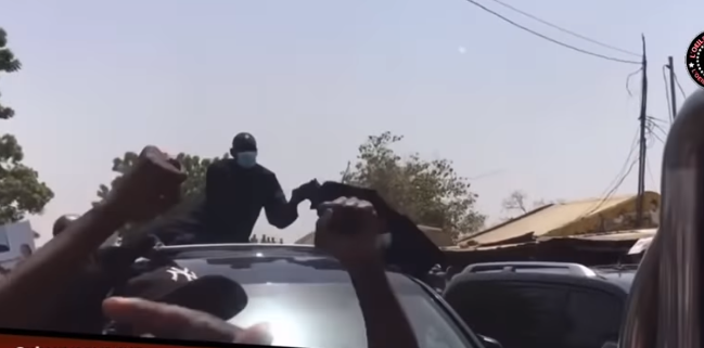Le passage de Macky Sall à Koungheul perturbé par des jets de pierres (vidéo)