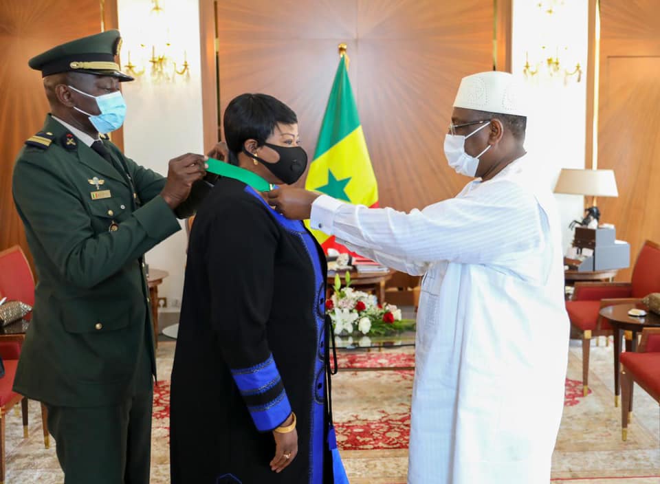 Fatou Bensouda, élevée à la dignité de commandeur dans l’ordre national du lion par Macky Sall