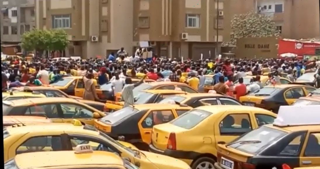 Rassemblement Place de la Nation : Fippu des taximen contre les Tiak-Tiak et autres… (Vidéo)