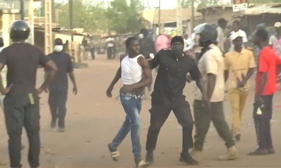 Macky Sall à Ourossogui : Des nervis du pouvoir massacrent des jeunes manifestants (vidéo)