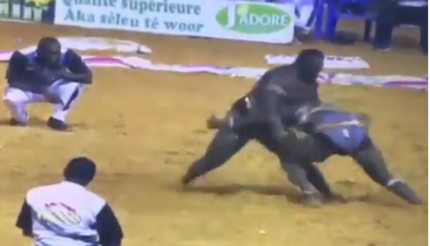 Lutte: Victoire de Sa Thies sur Moussa Ndoye (vidéo)