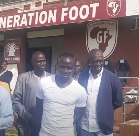 (Vidéo) Foot: Visite de Sadio Mané à Génération Foot, son club formateur!