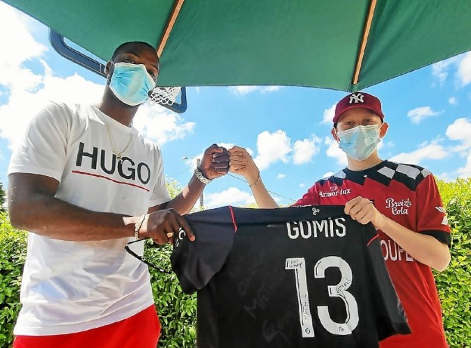 Foot: L’attaquant sénégalais Yannick Gomis réalise le rêve d’un enfant atteint d’un cancer du sang
