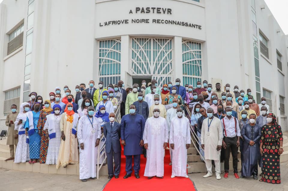 3è vague Covid-19 : Macky Sall en visite à l’Institut Pasteur (photos) dans Santé 223291868_2780416408916444_2487148396839447279_n-1