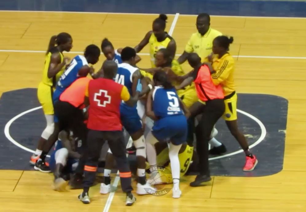 1/2 finale Playoffs – DUC-SLBC : Retour sur la bagarre entre joueuses en plein match, Regardez!
