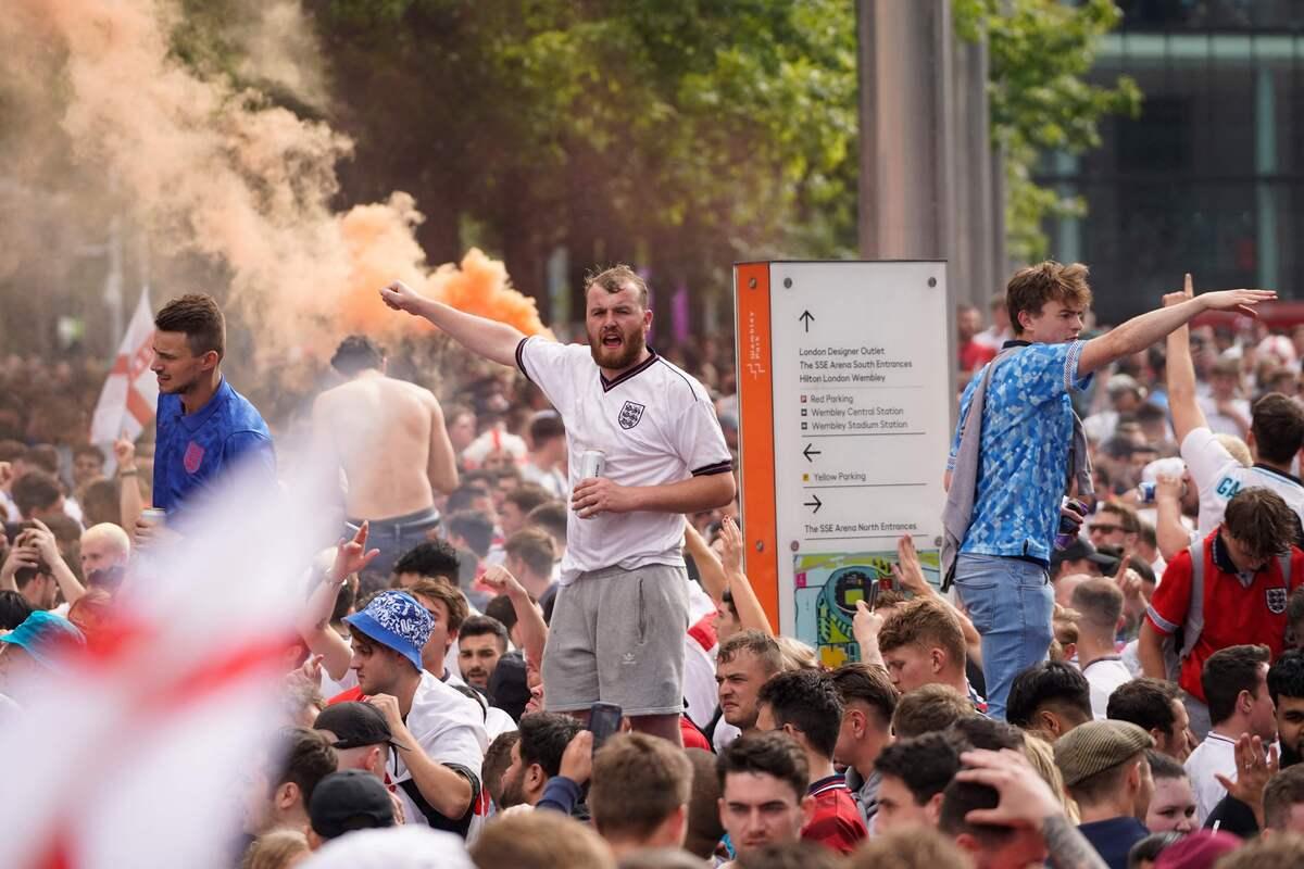 Euro 2020: Des centaines de supporters sans billet forcent l’entrée de Wembley (vidéo)