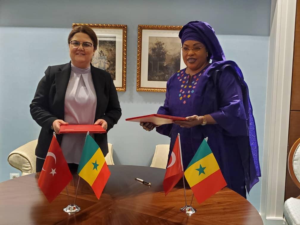 Conférence des femmes de l’OCI : Ndeye Saly Diop et Derya Yanik signent un mémorandum d’entente