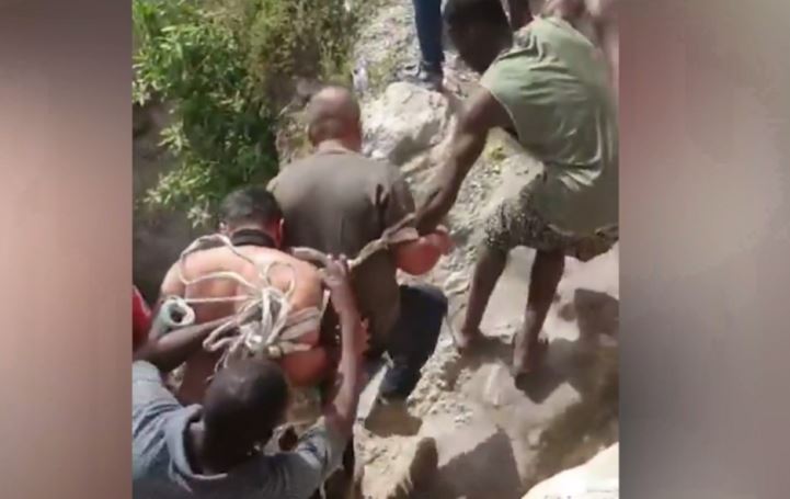 Mort du président en Haïti : La population traque et livre 2 suspects à la police (vidéo)