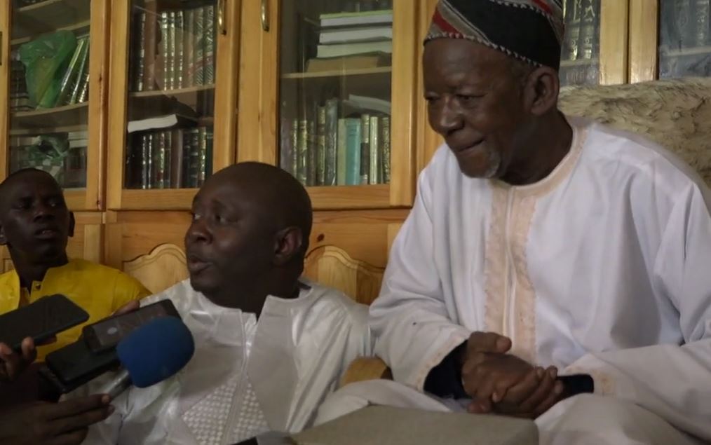 Le Khalife de Médina Baye à Abdoulaye Khouma: « Vous êtes un espoir et patrimoine pour Kaolack » Vidéo