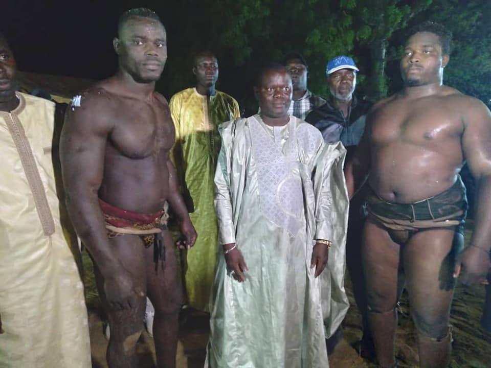 Lutte traditionnelle à Kalom (Ngayokheme) : Doudou Sané s’empare du drapeau Aliou Faye
