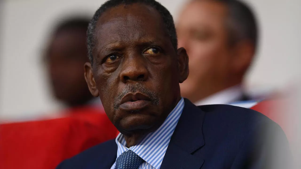 Issa Hayatou, ancien président de la CAF, suspendu par la FIFA