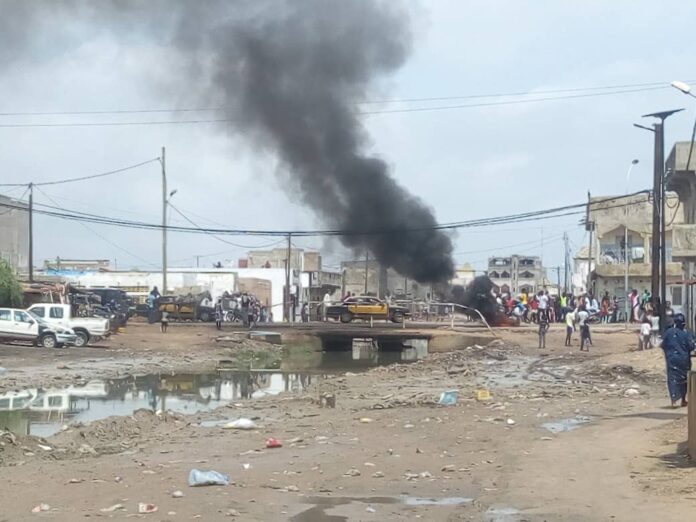 Insalubrité à Kaolack : Pneus brûlés et arrestations à Médina Mbaba chez Mariama Sarr