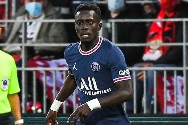 PSG : Concurrence au milieu, Idrissa Guèye marque quelques points !