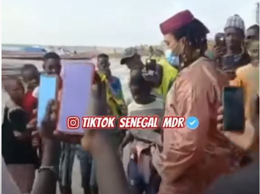 A quelques jours de la Tamkharit, Koukandé s’offre un bain de foule à Soumbédioune (vidéo)