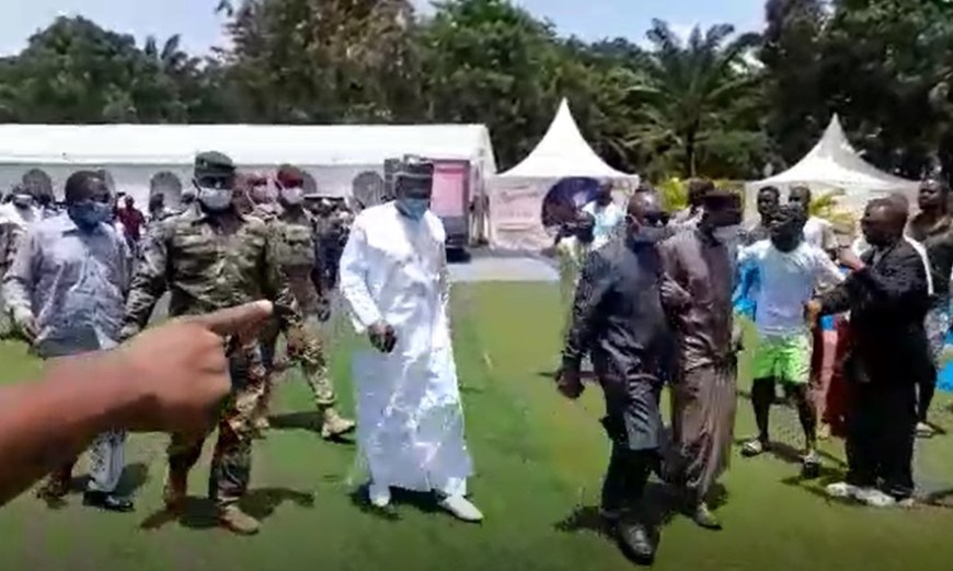 Vidéo – Zéro, voleurs… : Les ministres de Alpha Condé humiliés et hués par la foule