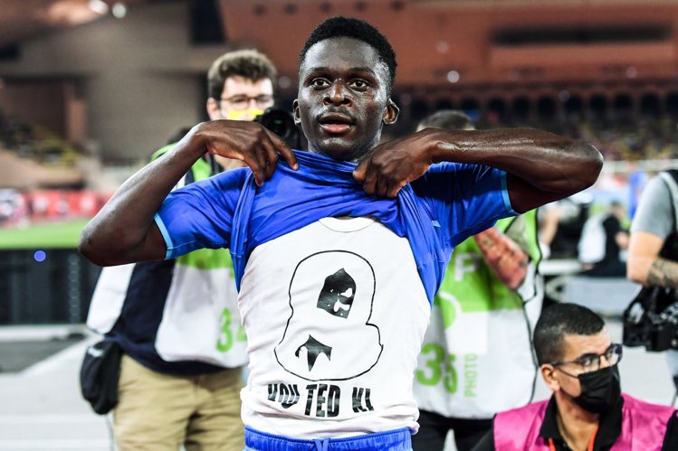 « Ohé, ohé, ohé, Bamba, Bamba », Bamba Dieng a conquis les supporters Marseillais (vidéo)