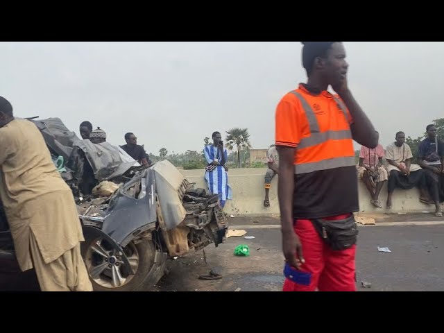 Violent accident sur l'autoroute à Péage : Un bus écrase un véhicule particulier