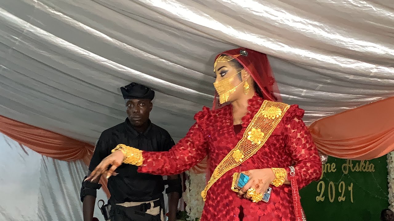 (Vidéo) : Ngoye Fall remet son masque en or pour le Gamou