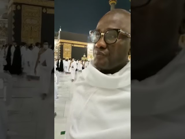 Oumra : Depuis Mecque, Serigne Abdou Samad Mbacké prie pour Serigne Mountakha Mbacké. Regardez !