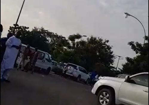 Le cortège de Ousmane Sonko bloqué à l&rsquo;aéroport de Ziguinchor (vidéo)