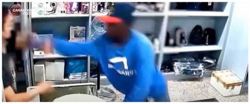 Italie : Un voleur sénégalais piégé par un commerçant chinois (vidéo)