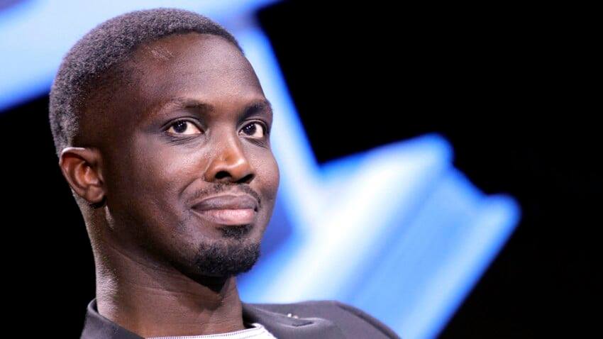 Mohamed Mbougar SARR – Pour apologie à « l’homosexualité », un retrait tous azimuts de félicitations