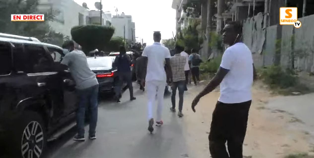 Direct – Procès de Barth Dias renvoyé : Son cortège bloqué par les gendarmes (Senego Tv)