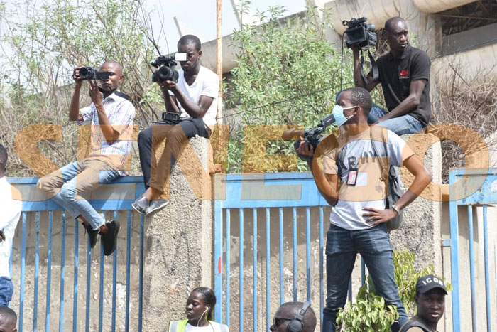 (5 photos) – Arrêt sur images: Ces reporters missionnés sans kit de protection.
