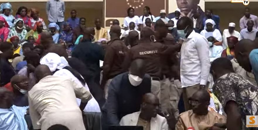 Des responsables de la coalition BBY se donnent en spectacle pour une affaire de place (Senego Tv)
