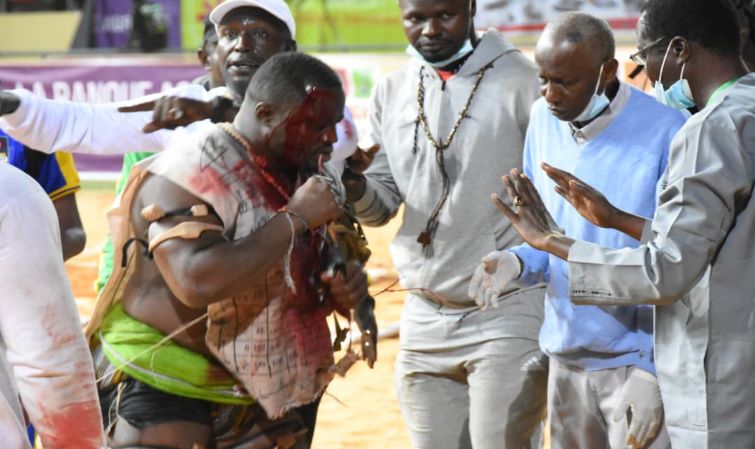 Lamb : Voici les images de la bagarre de Papa Sow contre le clan de Siteu ! (Video)