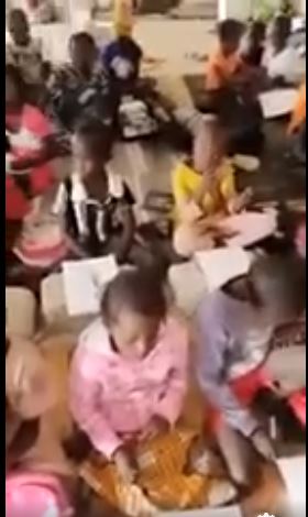 Des élèves assis sur le sol, écrivant sur des briques : L’enseignante menacée par sa hiérarchie…